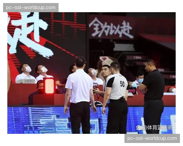 球迷投掷杂物击中助理裁判,涉事主队被罚款并责令空场比赛 球迷投掷杂物击中助理裁判,涉事主队被罚款并责令空场比赛